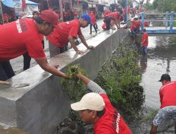 Antisipasi Banjir, Ratusan Kader PDI Perjuangan Kota Tegal Bersih-bersih Sungai
