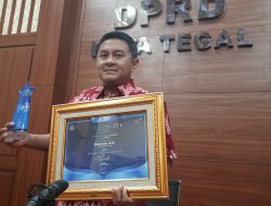 Ketua DPRD Tegal Terima Penghargaan Visioner Leader of Indonesia