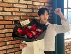 Clarins Brand Ambassador Hwang Min Hyun Tampak Menawan dengan Kulit Flawless